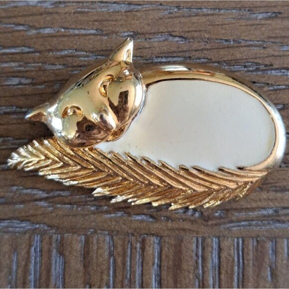 Vintage MONET Cream Enamel Cat Laying Down With Feather Tail Brooch Pin Collect - Picture 1 of 8